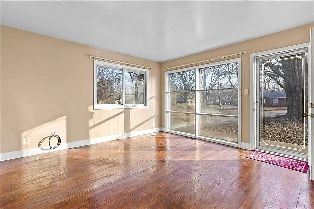 3 bed, 950 sqft, $1,300 — Photo 3