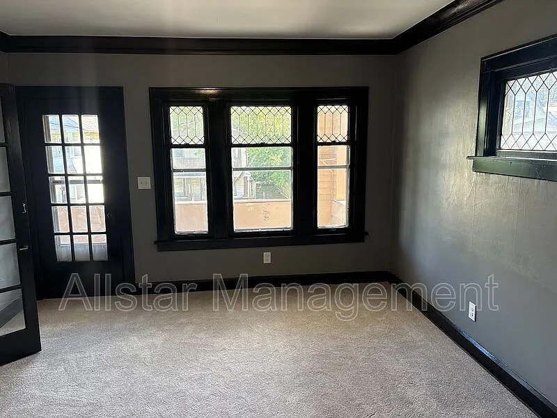3 bed, 1.0 bath, 900 sqft, $1,295 — Photo 2