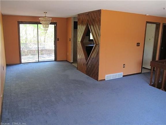 5th image of 71 Hitchcock Dr