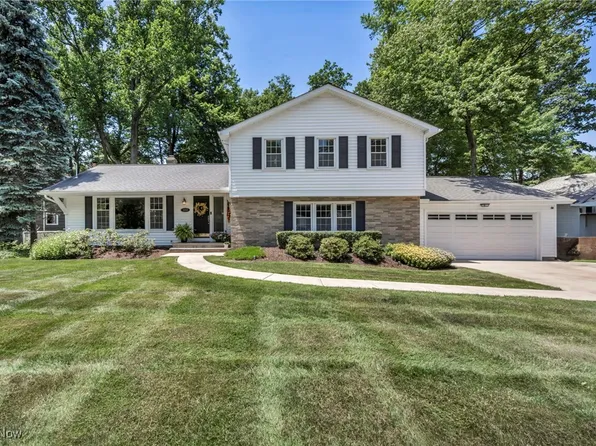 1058 Oakview Dr, Highland Heights, OH 44143