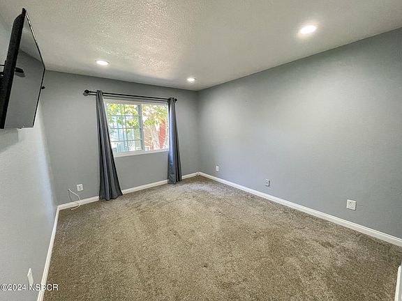 5th image of 2454 Village Grn