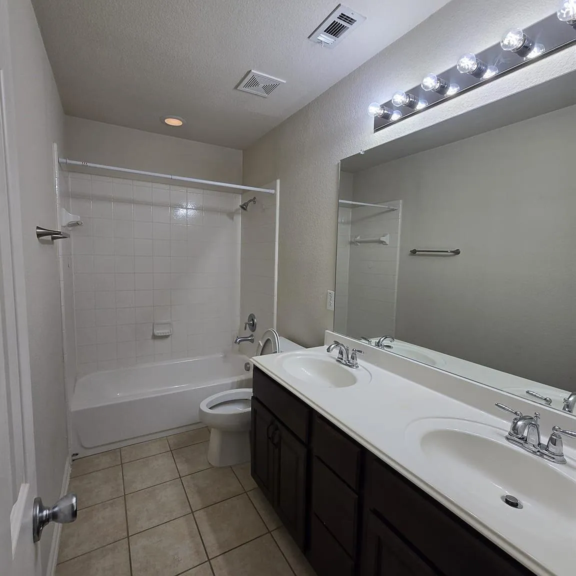 3 bed, 2736 sqft, $2,400 — Photo 3