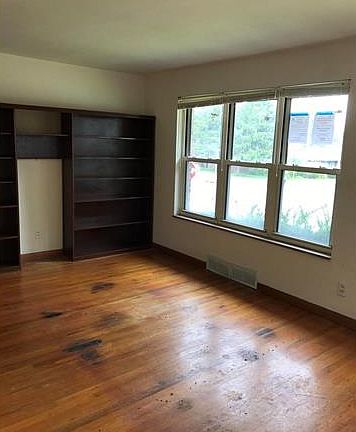 3rd image of 4301 Sulphur Ave