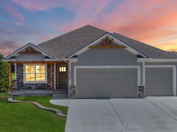 506 Blackhawke Dr, Smithville, MO 64089