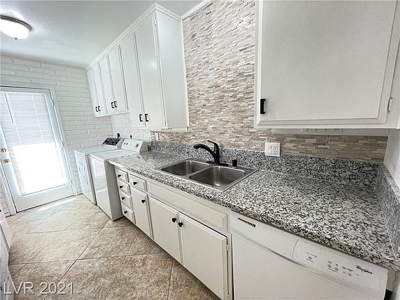 3rd image of 3169 Westfield Cir