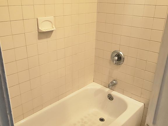 Full bath tub/shower