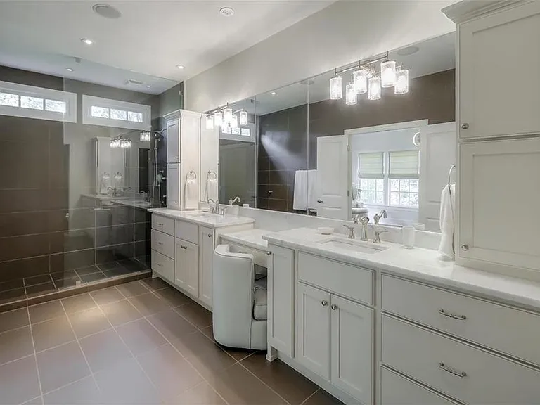 1317 Dover Cir NE — Photo 22