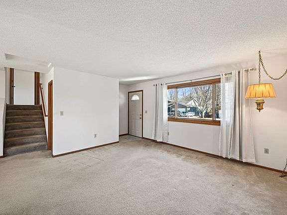 5th image of 2721 Meadow Ln