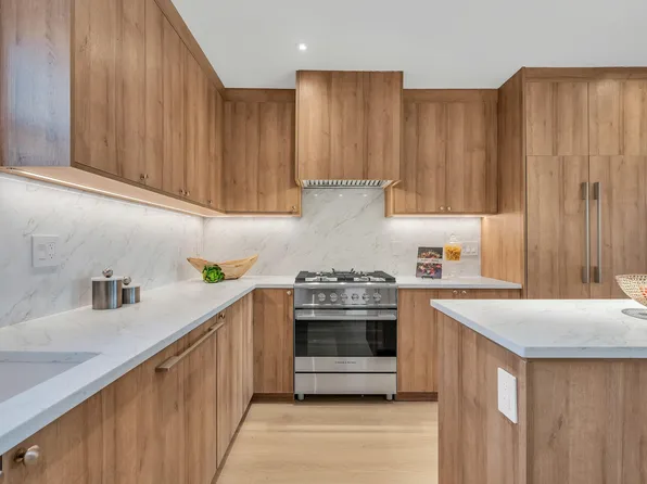 1125 Cartier Ave #103, Coquitlam, BC V3K 2C1