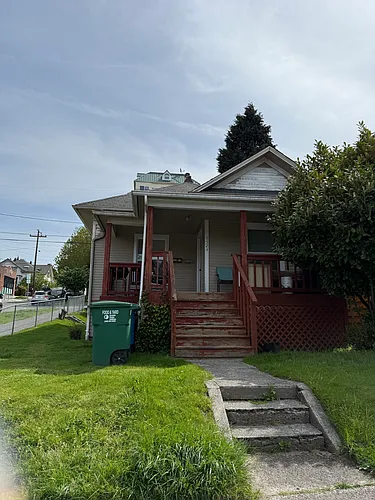 5524 Brooklyn Ave NE #3 Photo 1