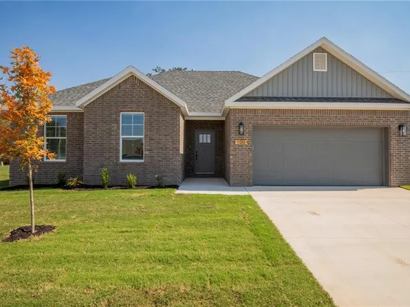 100 White Oak St, Gentry, AR 72734
