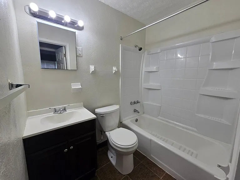 475 W Grand Ave #25 — Photo 5
