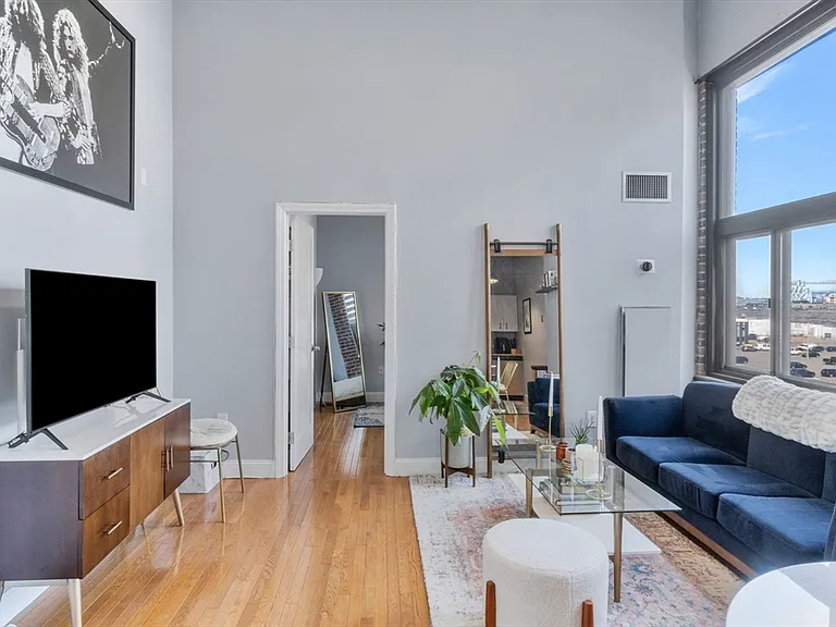 320 W 2nd St #504 — Photo 3