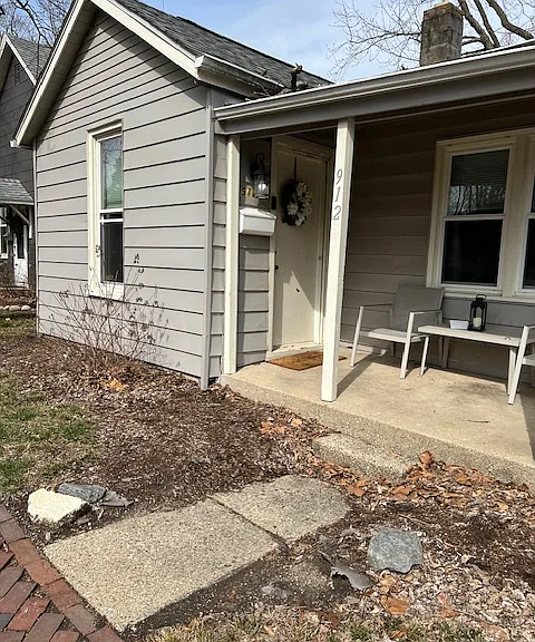 912 E Oregon St — Photo 2