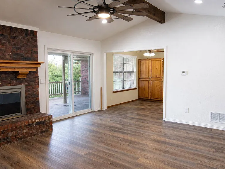 2811 Cromwell Ave — Photo 7