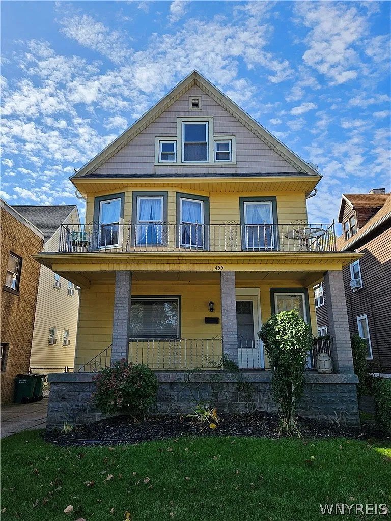 3 bed, 1.0 bath, 1159 sqft, $1,250 — Photo 1