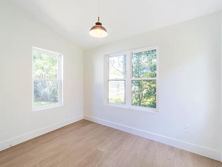 962 Alexander St — Photo 15