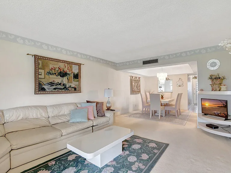 23099 Barwood Ln N #306 — Photo 8