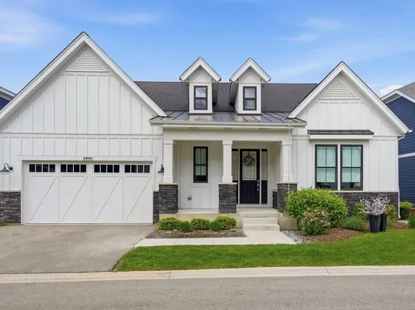 2806 Parkside Cir, Glenview, IL 60026
