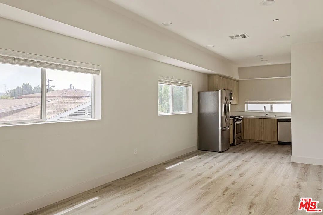3 bed, 3.5 bath, 1823 sqft, $3,700 — Photo 4