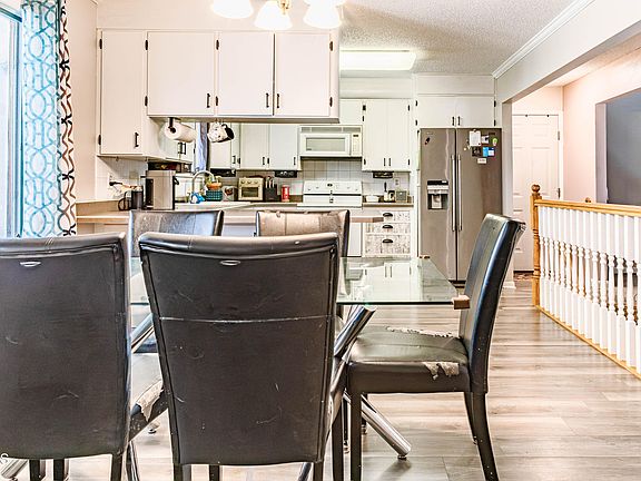 5th image of 706 10th Ave NW