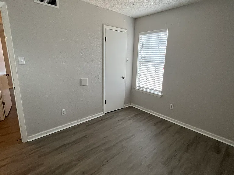 327 Sunrise Ave #8 — Photo 5