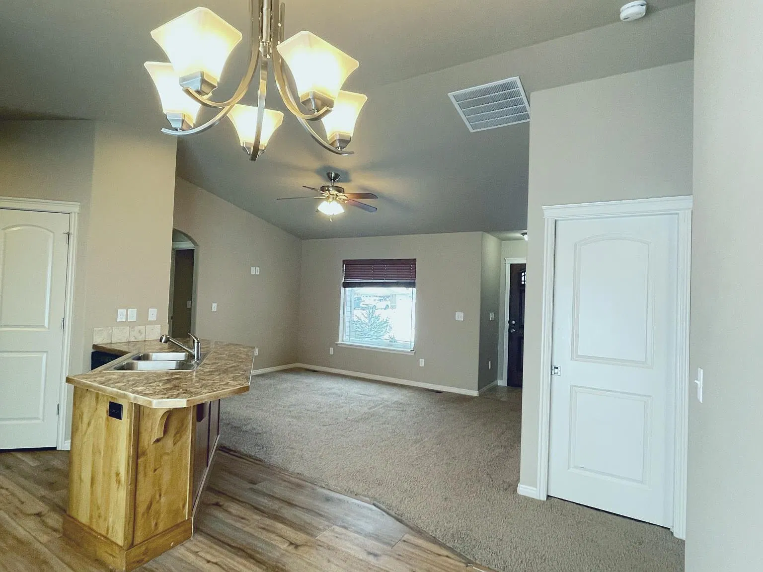 3 bed, 1073 sqft, $2,000 — Photo 2