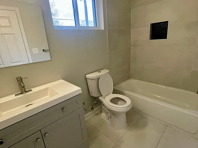 1st Upstairs Full Bathroom