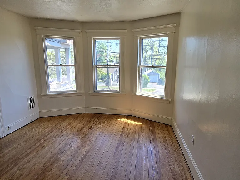 985 Huntington Rd — Photo 2