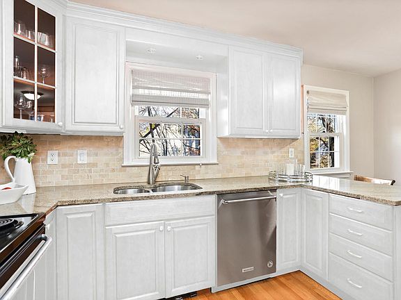 96 Louvain St Fairfield CT-large-049-048-011e-1500x1000-72dpi.jpg