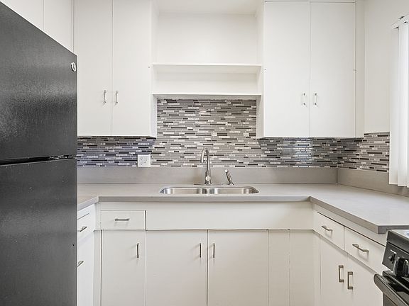 3rd image of 3939 Roxanne Ave APT 17