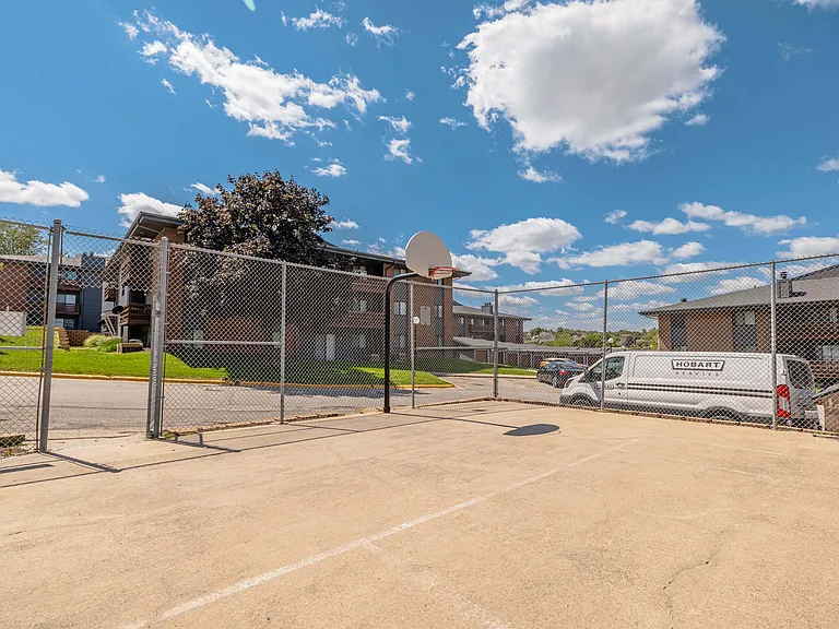 Applewood Pointe Apartments — Photo 15