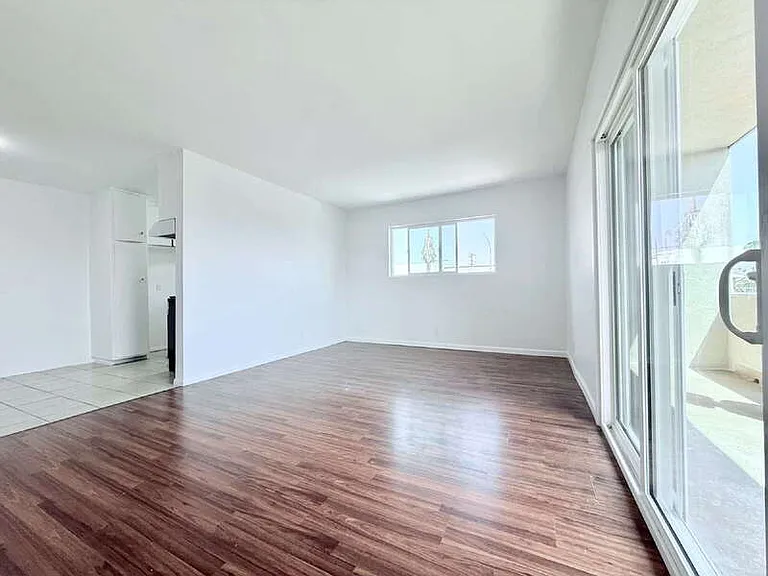 1915 S Longwood Ave #5 — Photo 5