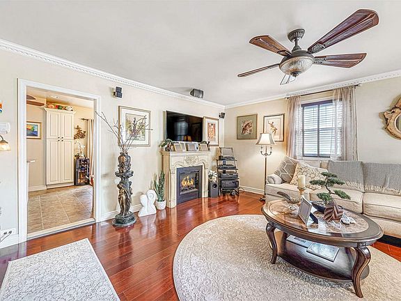 5th image of 105 Brown St