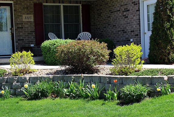 Beautifully Landscaped : Flowers from spring through summer.