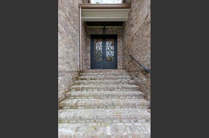 4 bed, 4210 sqft, $6,950 — Photo 2