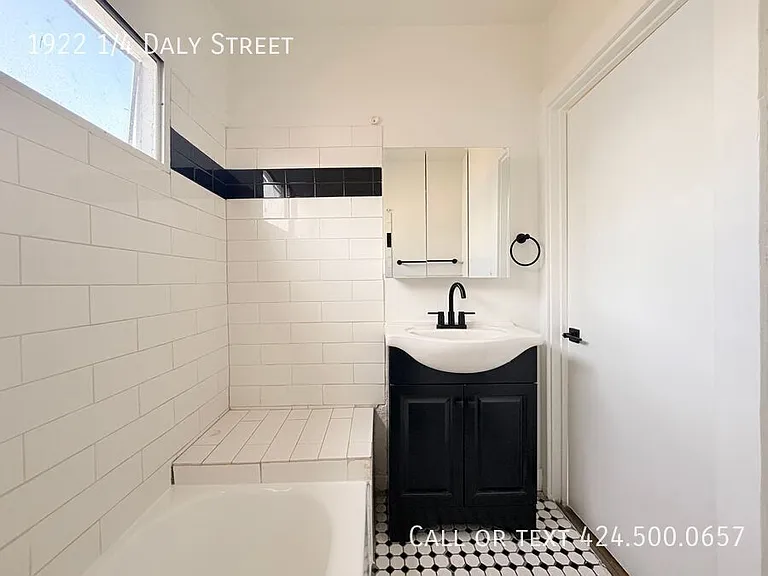 1922 1/4 Daly St — Photo 13