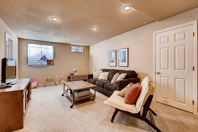 1370 Xanthia St — Photo 12