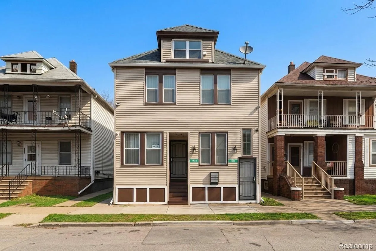 2029 Trowbridge St photo 1