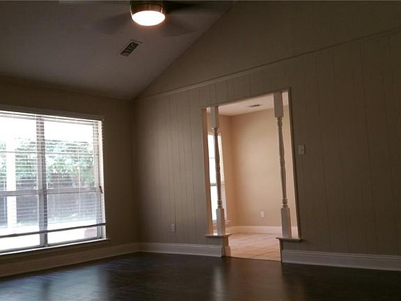 3rd image of 612 Robinhood Ln