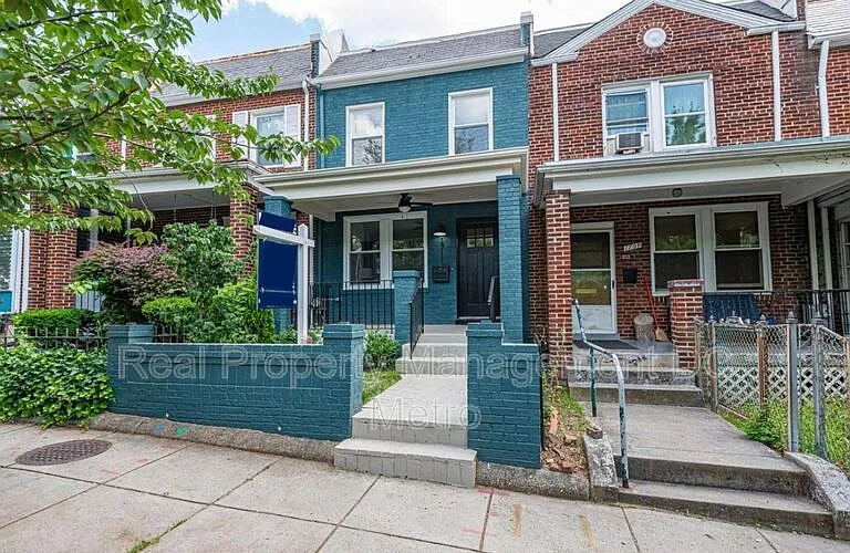 1711 Lang Pl NE — Photo 1