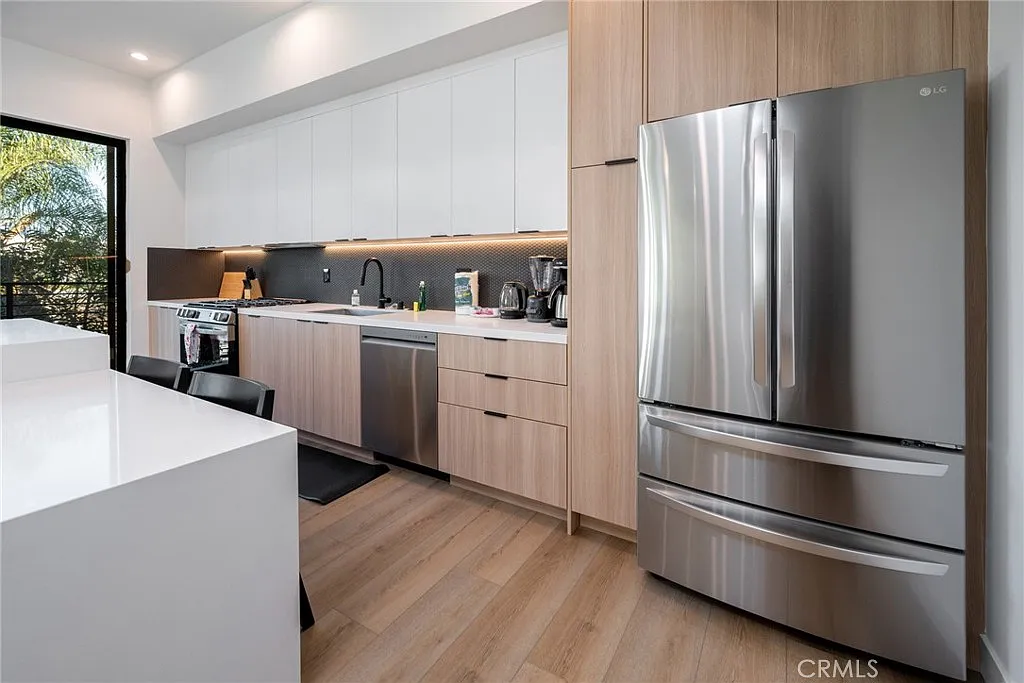 4 bed, 2100 sqft, $5,900 — Photo 4