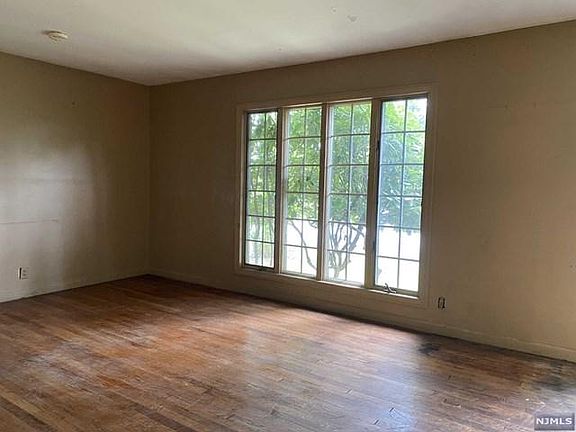 5th image of 6-22 Mansfield Dr