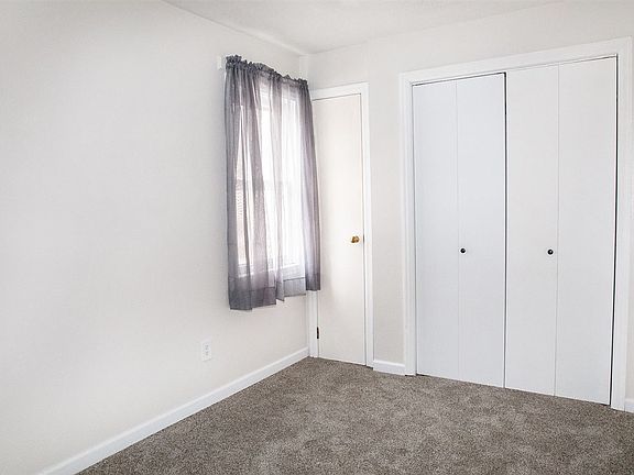 5th image of 209 Lawrence Ave