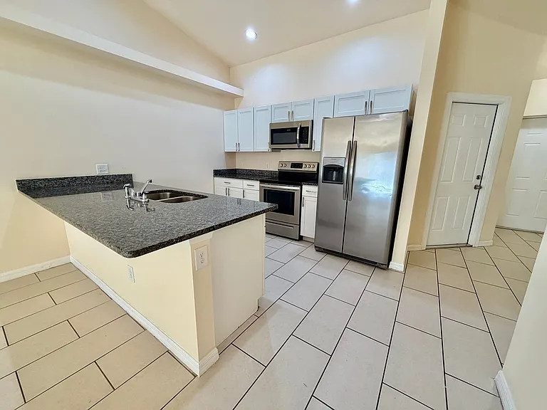 1044 NE 8th Pl — Photo 7