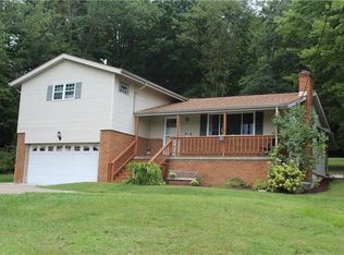 1325 Maple Dr, Hermitage, PA