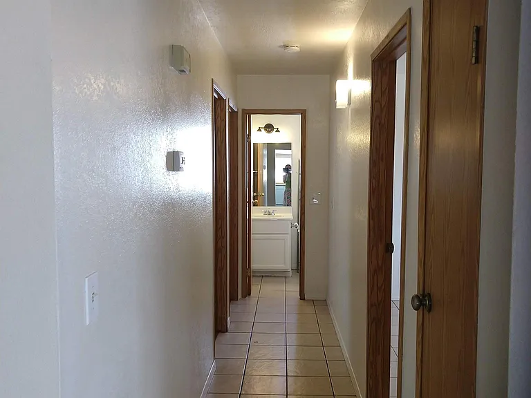513 E Rolly St — Photo 4