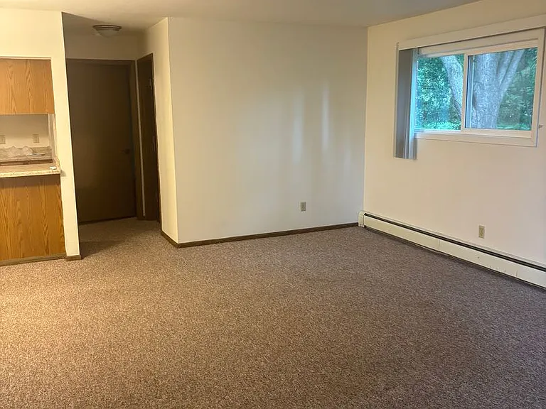 719 W Thorne St — Photo 3