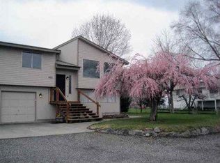 452 E Humorist Rd, Burbank, WA 99323