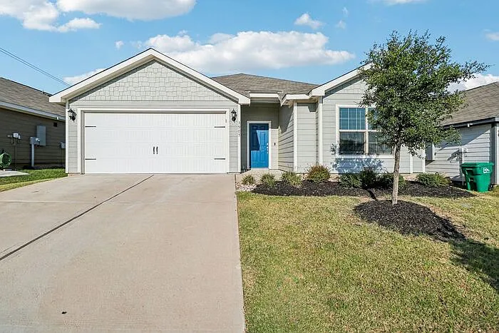 3 bed, 2.0 bath, 1591 sqft, $2,325 — Photo 1